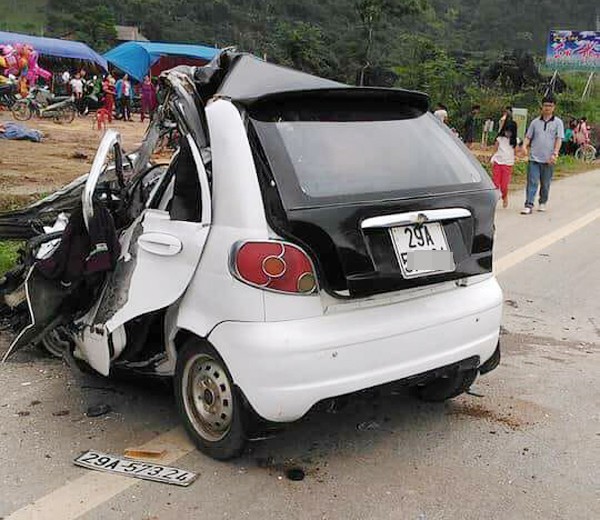 Bắc Kạn: Lái xe 4 chỗ tử vong sau khi va chạm với ô tô khách