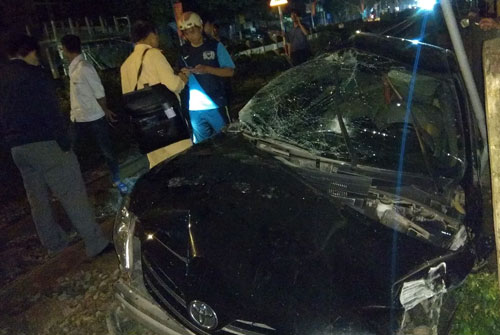 Tàu hỏa kéo lê ôtô 50m, ba người nhập viện