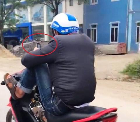 Clip: Nam thanh niên vừa lái xe máy bằng 2 chân vừa xem điện thoại trên QL.1A ở Nghệ An