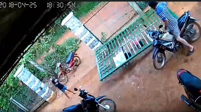 Clip thót tim: Hai bé gái bị cánh cổng sắt đè ngang người trong khi nô đùa