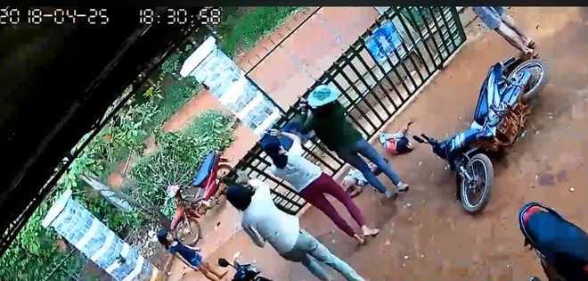 Clip thót tim: Hai bé gái bị cánh cổng sắt đè ngang người trong khi nô đùa