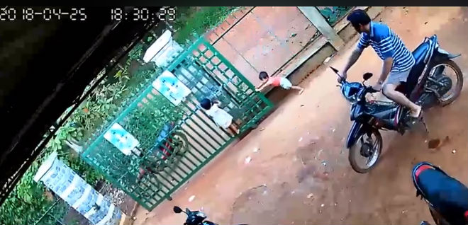 Clip thót tim: Hai bé gái bị cánh cổng sắt đè ngang người trong khi nô đùa