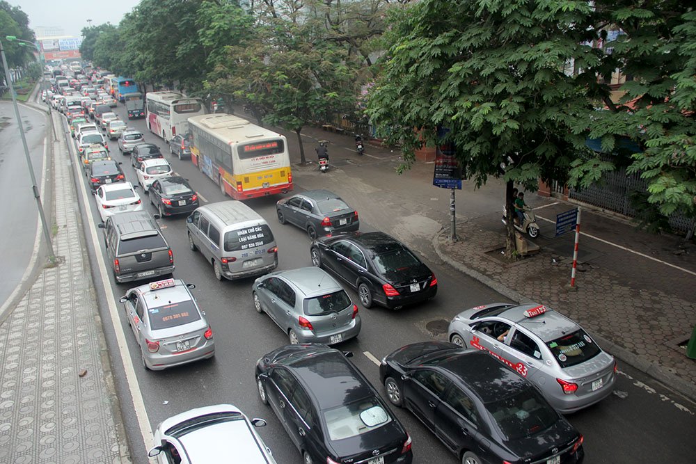 Ngày đầu nghỉ lễ, xe máy chen nhau hít khói ô tô rời Hà Nội Ngày đầu nghỉ lễ, xe máy chen nhau hít khói ô tô rời Hà Nội