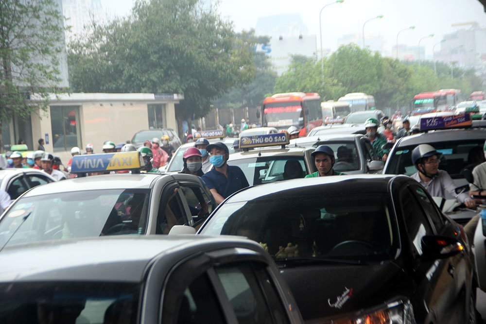 Ngày đầu nghỉ lễ, xe máy chen nhau hít khói ô tô rời Hà Nội