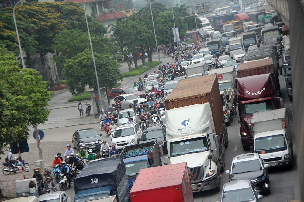 Ngày đầu nghỉ lễ, xe máy chen nhau hít khói ô tô rời Hà Nội