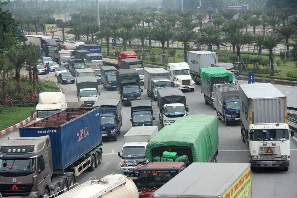 Ngày đầu nghỉ lễ, xe máy chen nhau hít khói ô tô rời Hà Nội