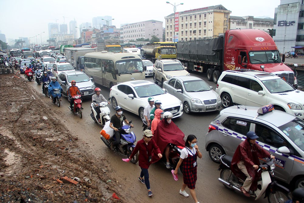 Ngày đầu nghỉ lễ, xe máy chen nhau hít khói ô tô rời Hà Nội