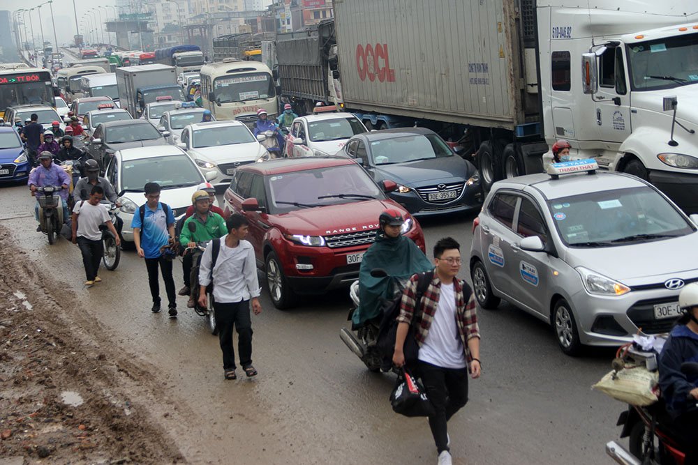 Ngày đầu nghỉ lễ, xe máy chen nhau hít khói ô tô rời Hà Nội