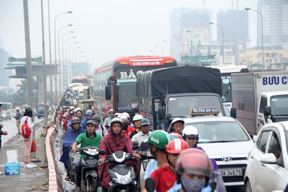 Ngày đầu nghỉ lễ, xe máy chen nhau hít khói ô tô rời Hà Nội