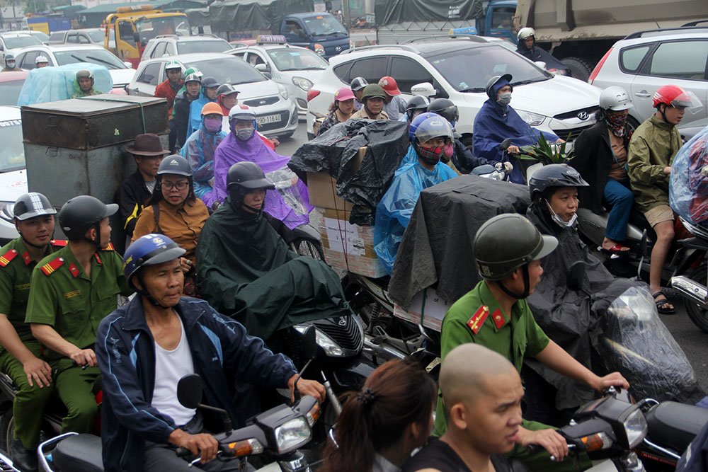 Ngày đầu nghỉ lễ, xe máy chen nhau hít khói ô tô rời Hà Nội