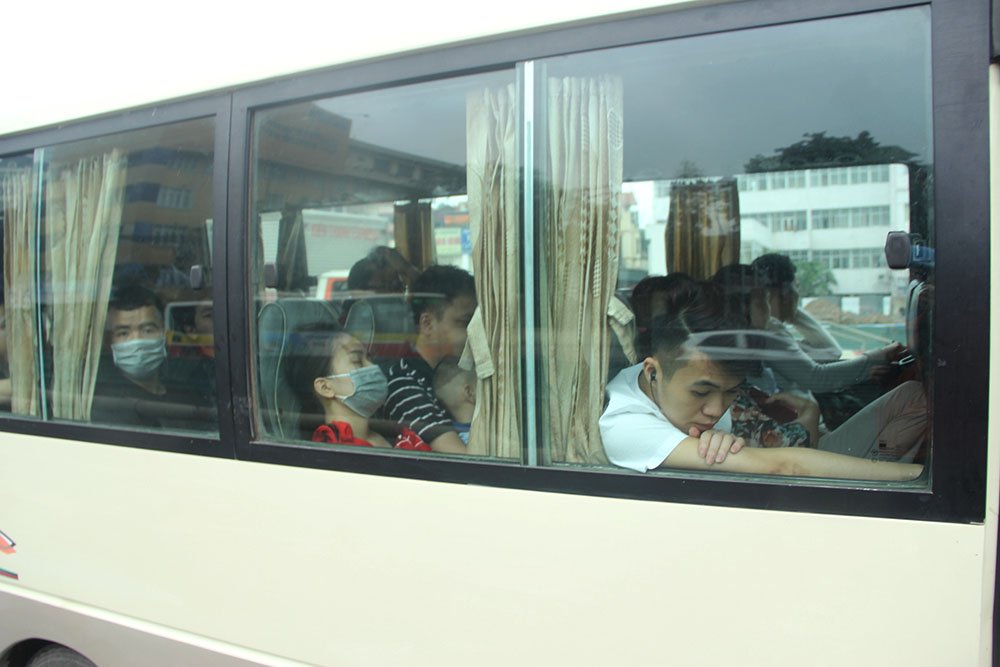 Ngày đầu nghỉ lễ, xe máy chen nhau hít khói ô tô rời Hà Nội