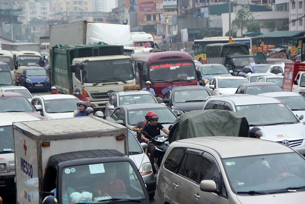 Ngày đầu nghỉ lễ, xe máy chen nhau hít khói ô tô rời Hà Nội Ngày đầu nghỉ lễ, xe máy chen nhau hít khói ô tô rời Hà Nội