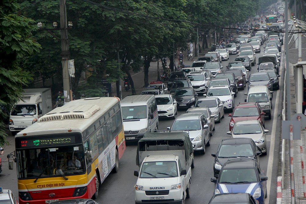 Ngày đầu nghỉ lễ, xe máy chen nhau hít khói ô tô rời Hà Nội