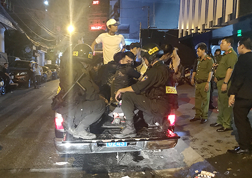 Quán bar trung tâm Sài Gòn bị cảnh sát phong toả, tìm ma tuý