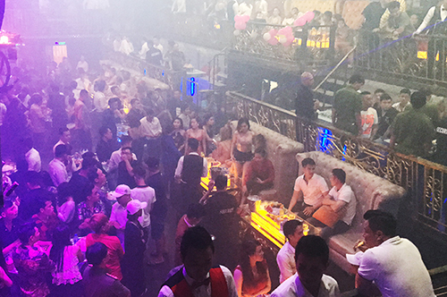 Quán bar trung tâm Sài Gòn bị cảnh sát phong toả, tìm ma tuý