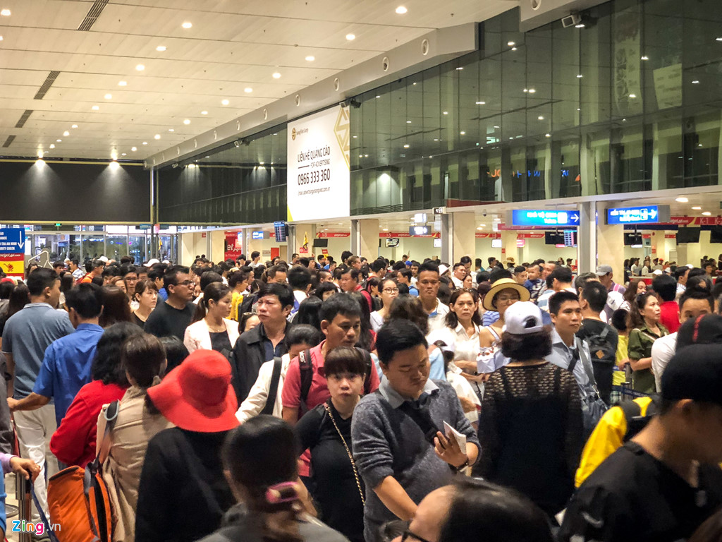 Sân bay Tân Sơn Nhất quá tải, nhiều người ngủ gục chờ check-in