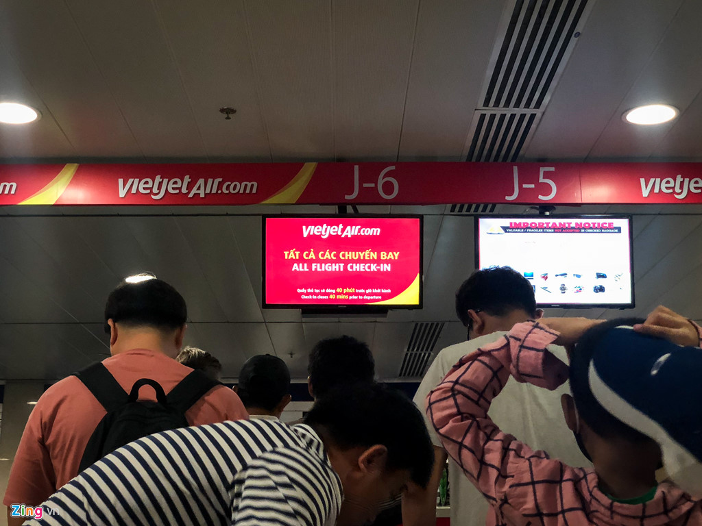 Sân bay Tân Sơn Nhất quá tải, nhiều người ngủ gục chờ check-in