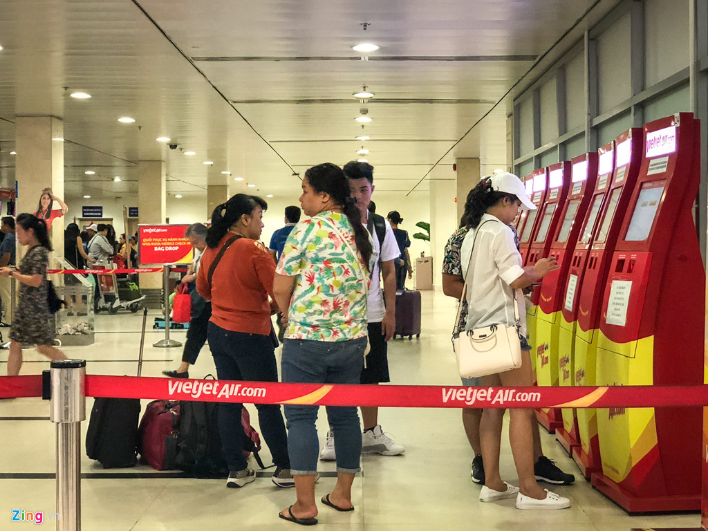 Sân bay Tân Sơn Nhất quá tải, nhiều người ngủ gục chờ check-in