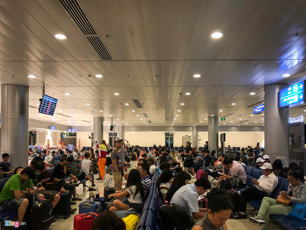 Sân bay Tân Sơn Nhất quá tải, nhiều người ngủ gục chờ check-in