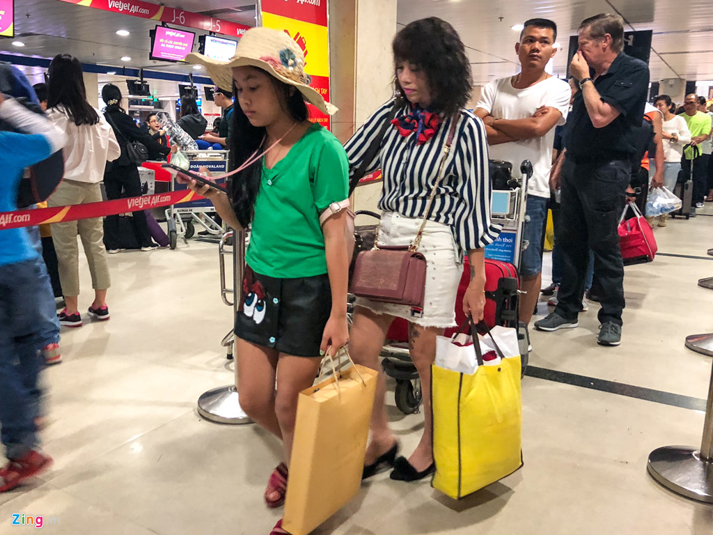 Sân bay Tân Sơn Nhất quá tải, nhiều người ngủ gục chờ check-in