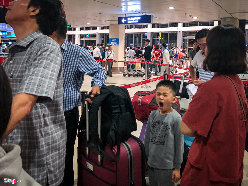 Sân bay Tân Sơn Nhất quá tải, nhiều người ngủ gục chờ check-in