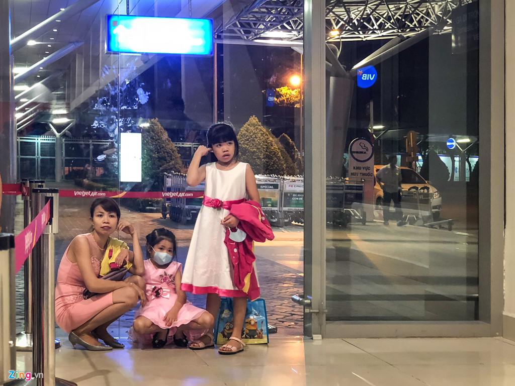 Sân bay Tân Sơn Nhất quá tải, nhiều người ngủ gục chờ check-in