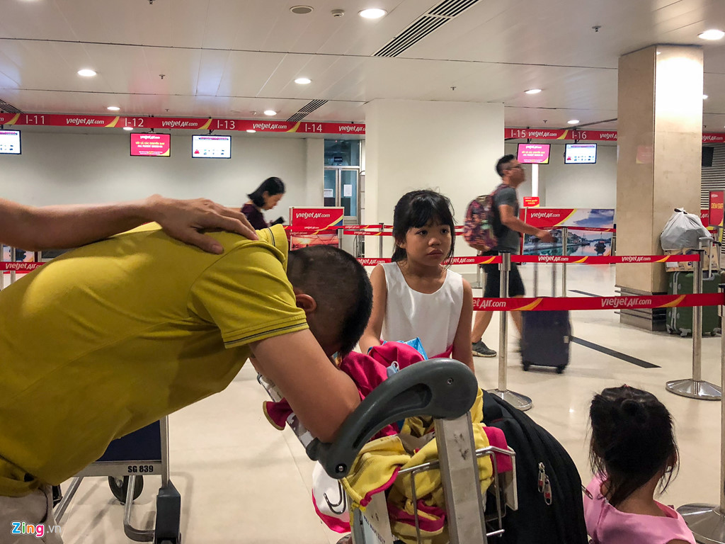 Sân bay Tân Sơn Nhất quá tải, nhiều người ngủ gục chờ check-in