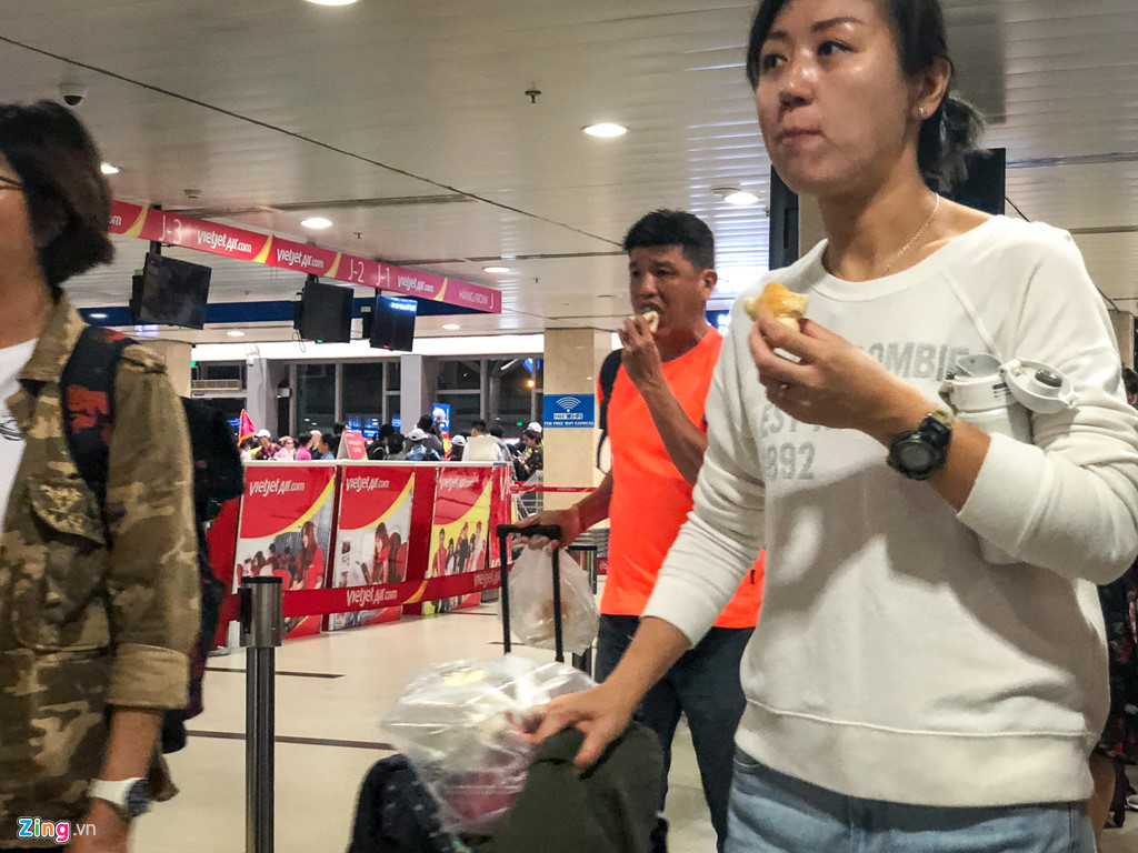 Sân bay Tân Sơn Nhất quá tải, nhiều người ngủ gục chờ check-in