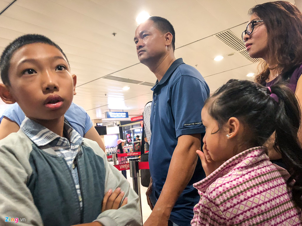 Sân bay Tân Sơn Nhất quá tải, nhiều người ngủ gục chờ check-in