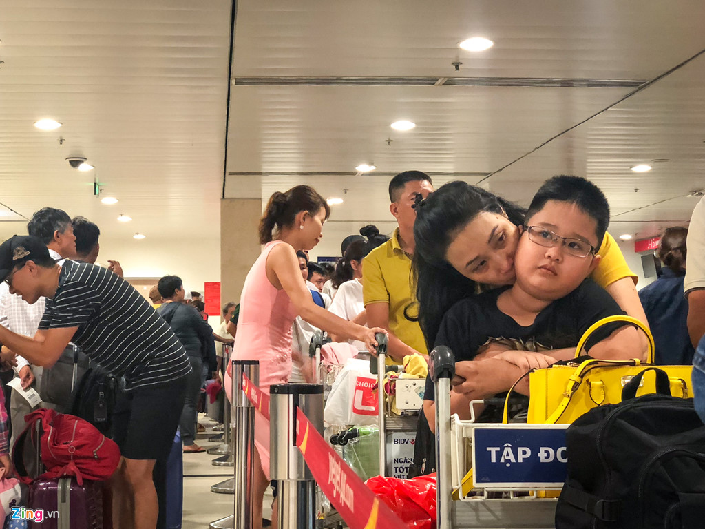 Sân bay Tân Sơn Nhất quá tải, nhiều người ngủ gục chờ check-in