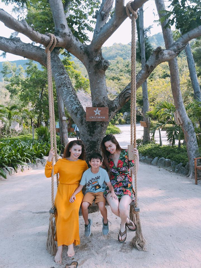 Ngắm street style du lịch đẹp quên lối về của sao Việt để tìm ý tưởng diện đồ cho chuyến du lịch cuối tuần