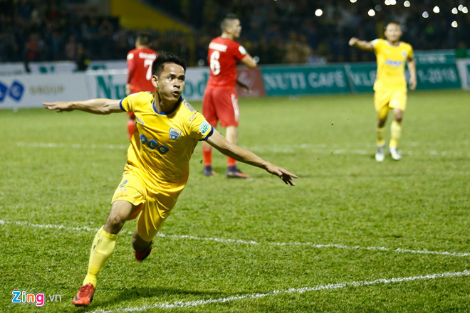 Bùi Tiến Dũng tái xuất ấn tượng, CLB Thanh Hóa vào tứ kết cúp quốc gia