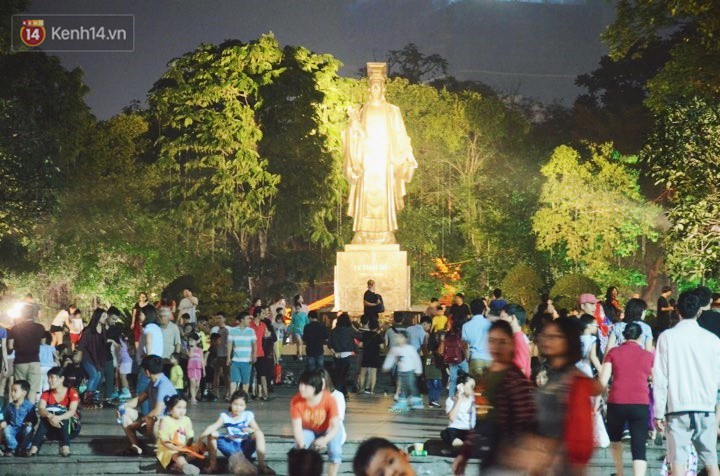 Người dân 2 miền đổ xuống đường vui chơi dịp lễ 30/4: Hà Nội đông đúc, Sài Gòn bình yên
