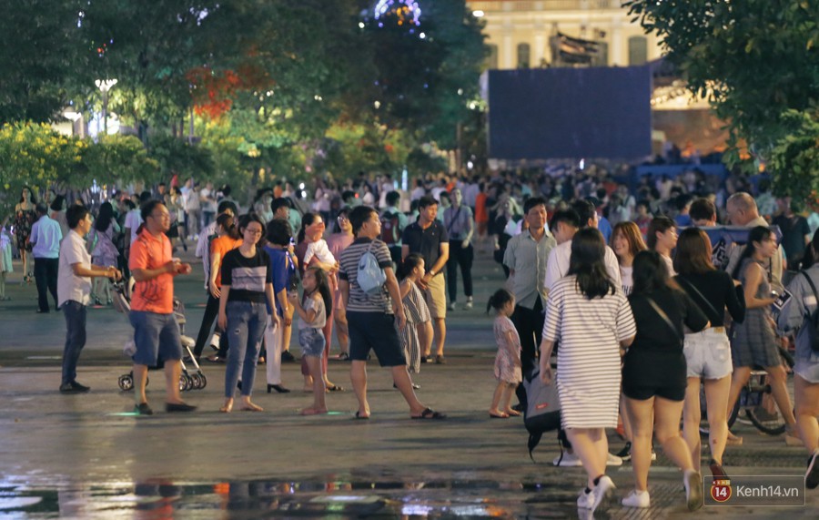 Người dân 2 miền đổ xuống đường vui chơi dịp lễ 30/4: Hà Nội đông đúc, Sài Gòn bình yên