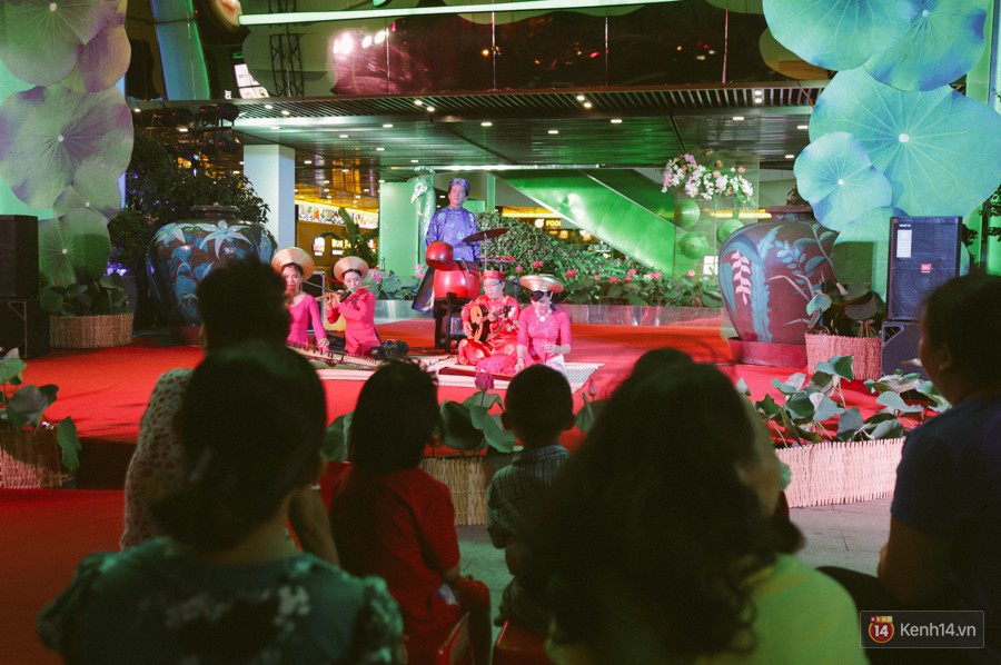 Người dân 2 miền đổ xuống đường vui chơi dịp lễ 30/4: Hà Nội đông đúc, Sài Gòn bình yên