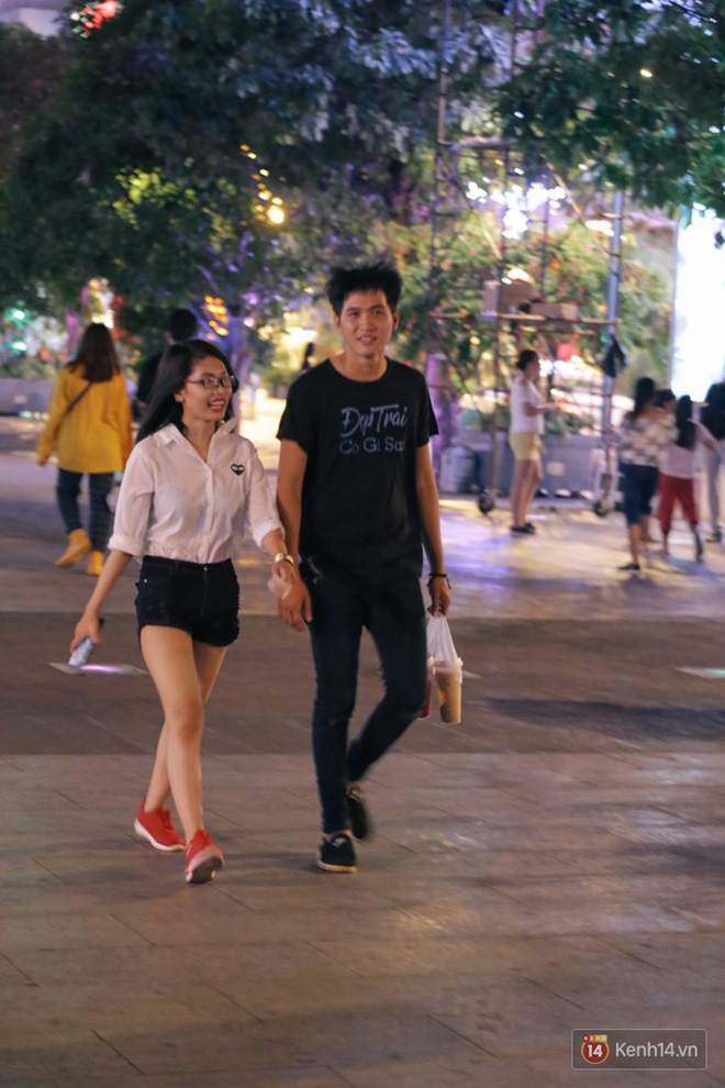 Người dân 2 miền đổ xuống đường vui chơi dịp lễ 30/4: Hà Nội đông đúc, Sài Gòn bình yên Người dân 2 miền đổ xuống đường vui chơi dịp lễ 30/4: Hà Nội đông đúc, Sài Gòn bình yên