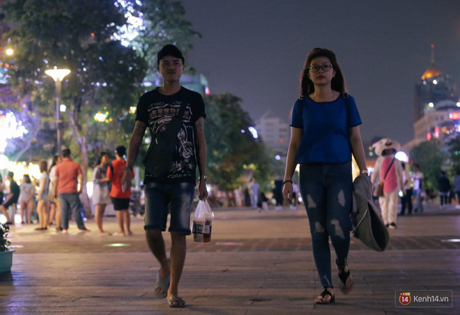 Người dân 2 miền đổ xuống đường vui chơi dịp lễ 30/4: Hà Nội đông đúc, Sài Gòn bình yên Người dân 2 miền đổ xuống đường vui chơi dịp lễ 30/4: Hà Nội đông đúc, Sài Gòn bình yên