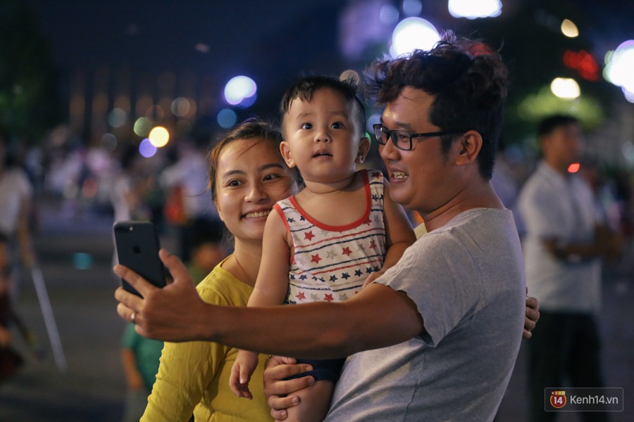 Người dân 2 miền đổ xuống đường vui chơi dịp lễ 30/4: Hà Nội đông đúc, Sài Gòn bình yên