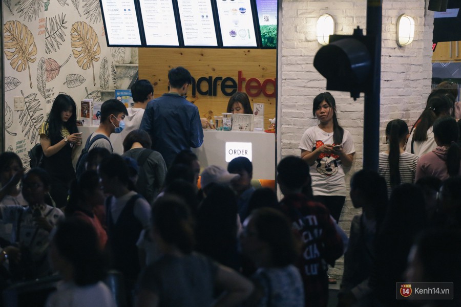 Người dân 2 miền đổ xuống đường vui chơi dịp lễ 30/4: Hà Nội đông đúc, Sài Gòn bình yên