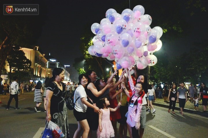 Người dân 2 miền đổ xuống đường vui chơi dịp lễ 30/4: Hà Nội đông đúc, Sài Gòn bình yên