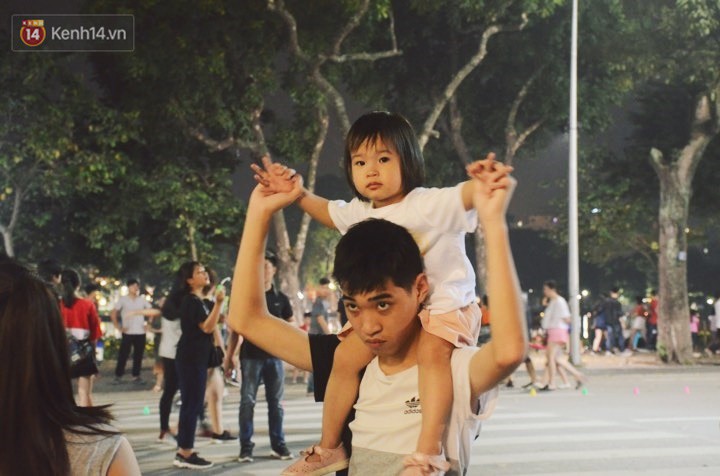 Người dân 2 miền đổ xuống đường vui chơi dịp lễ 30/4: Hà Nội đông đúc, Sài Gòn bình yên