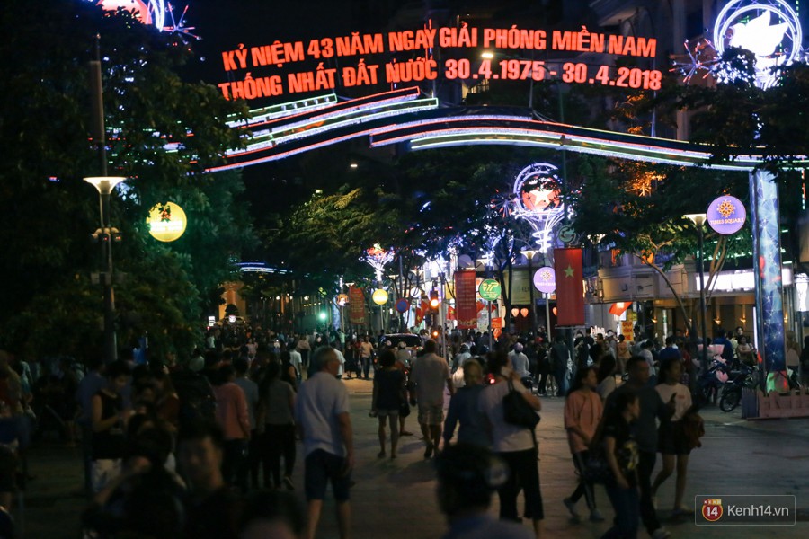 Người dân 2 miền đổ xuống đường vui chơi dịp lễ 30/4: Hà Nội đông đúc, Sài Gòn bình yên