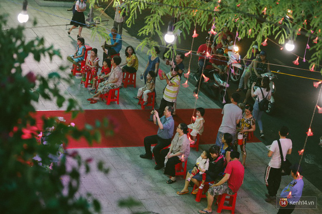 Người dân 2 miền đổ xuống đường vui chơi dịp lễ 30/4: Hà Nội đông đúc, Sài Gòn bình yên Người dân 2 miền đổ xuống đường vui chơi dịp lễ 30/4: Hà Nội đông đúc, Sài Gòn bình yên