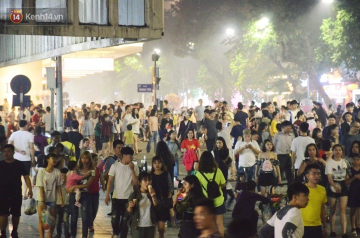 Người dân 2 miền đổ xuống đường vui chơi dịp lễ 30/4: Hà Nội đông đúc, Sài Gòn bình yên