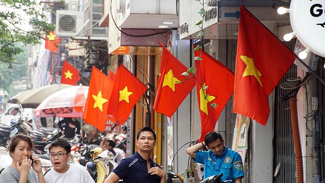 Phố phường Hà Nội rực rỡ cờ đỏ sao vàng mừng ngày thống nhất
