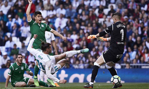 Real rút 10 cầu thủ khỏi đội hình chính, vẫn thắng ở La Liga