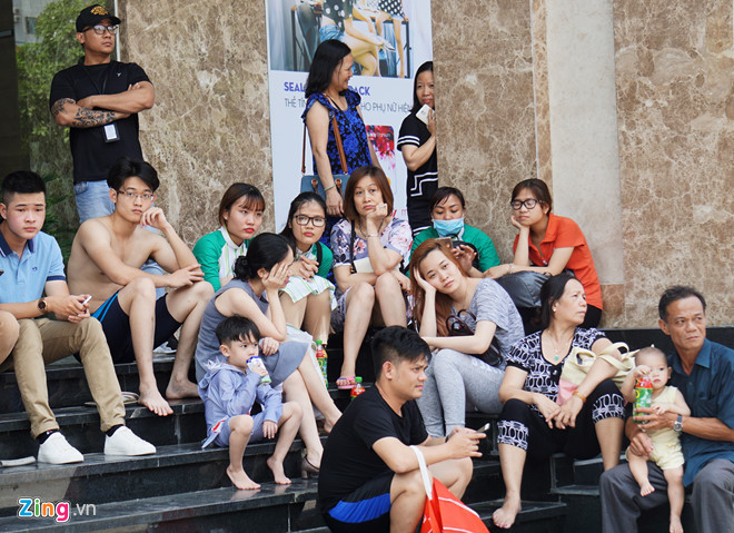 Nhiều người tháo chạy khi máy lạnh ở chung cư 26 tầng bốc cháy