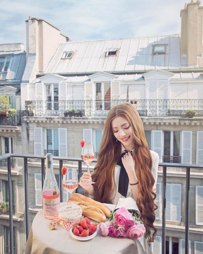 Cô gái gốc Việt khiến dân tình phát ghen vì xinh như công chúa tóc mây lại có người yêu đẹp trai như hoàng tử