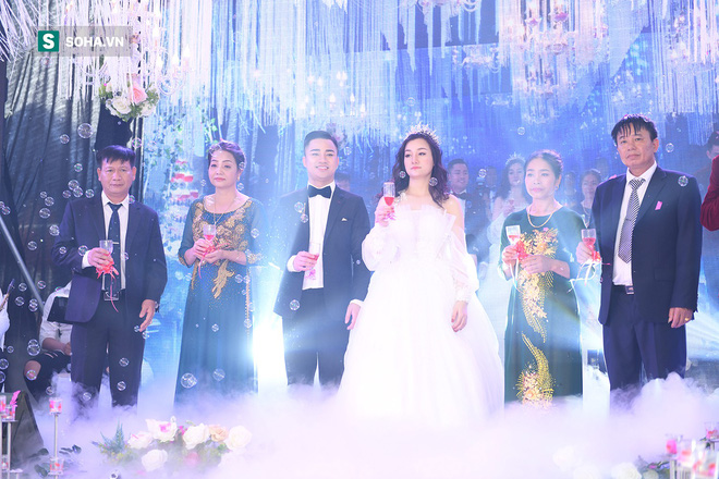 Đám cưới Hữu Công và con gái Mr Đàm: Dân làng ùa ra xem Mr Đàm, Lam Trường hát chúc mừng