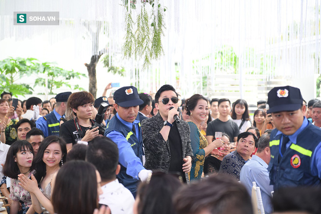 Đám cưới Hữu Công và con gái Mr Đàm: Dân làng ùa ra xem Mr Đàm, Lam Trường hát chúc mừng